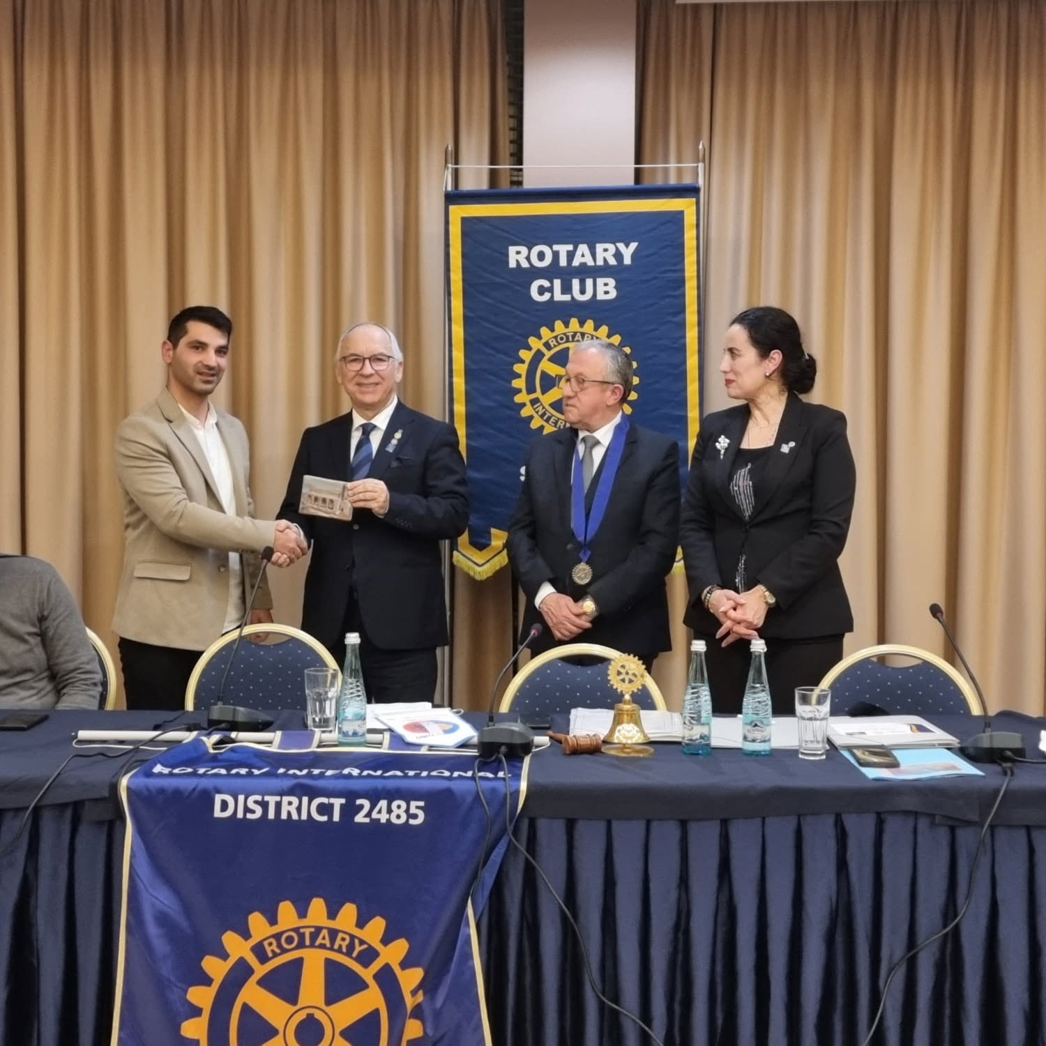 Mbledhja e Rotary Club Shkodër me klube të Rumanisë — shkëmbim flamujsh, dhjetor 2025