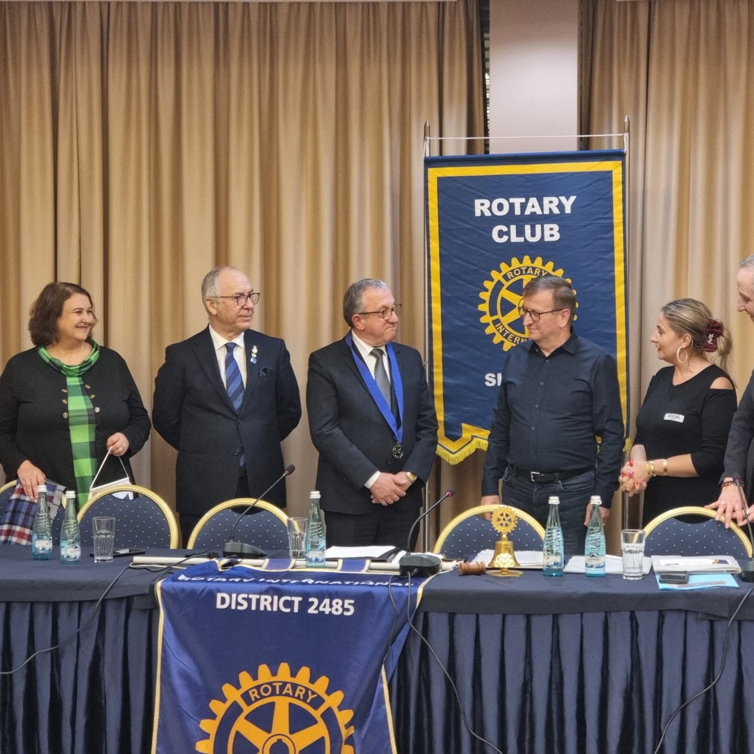 Mbledhja e Rotary Club Shkodër me klube të Rumanisë — shkëmbim flamujsh, dhjetor 2025