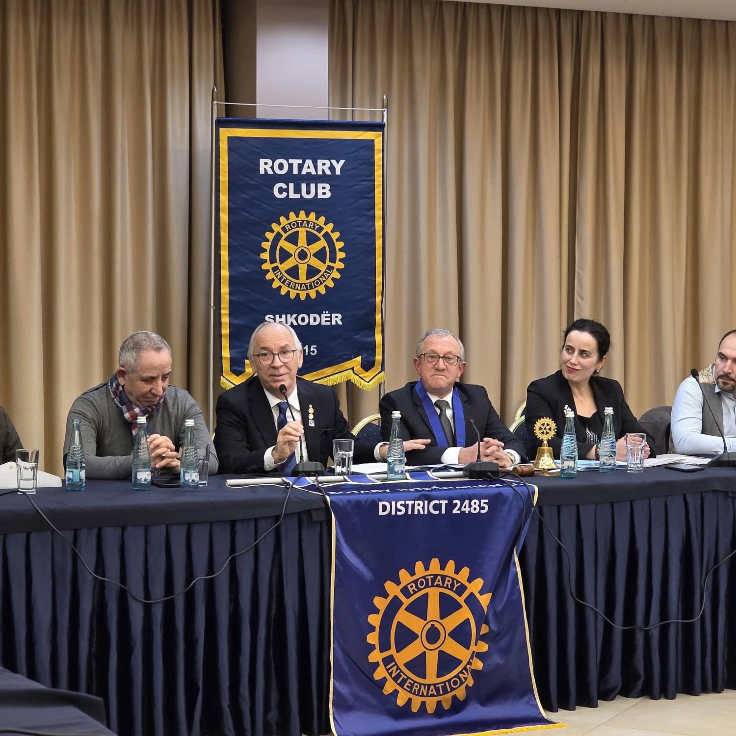 Mbledhja e Rotary Club Shkodër me klube të Rumanisë — shkëmbim flamujsh, dhjetor 2025