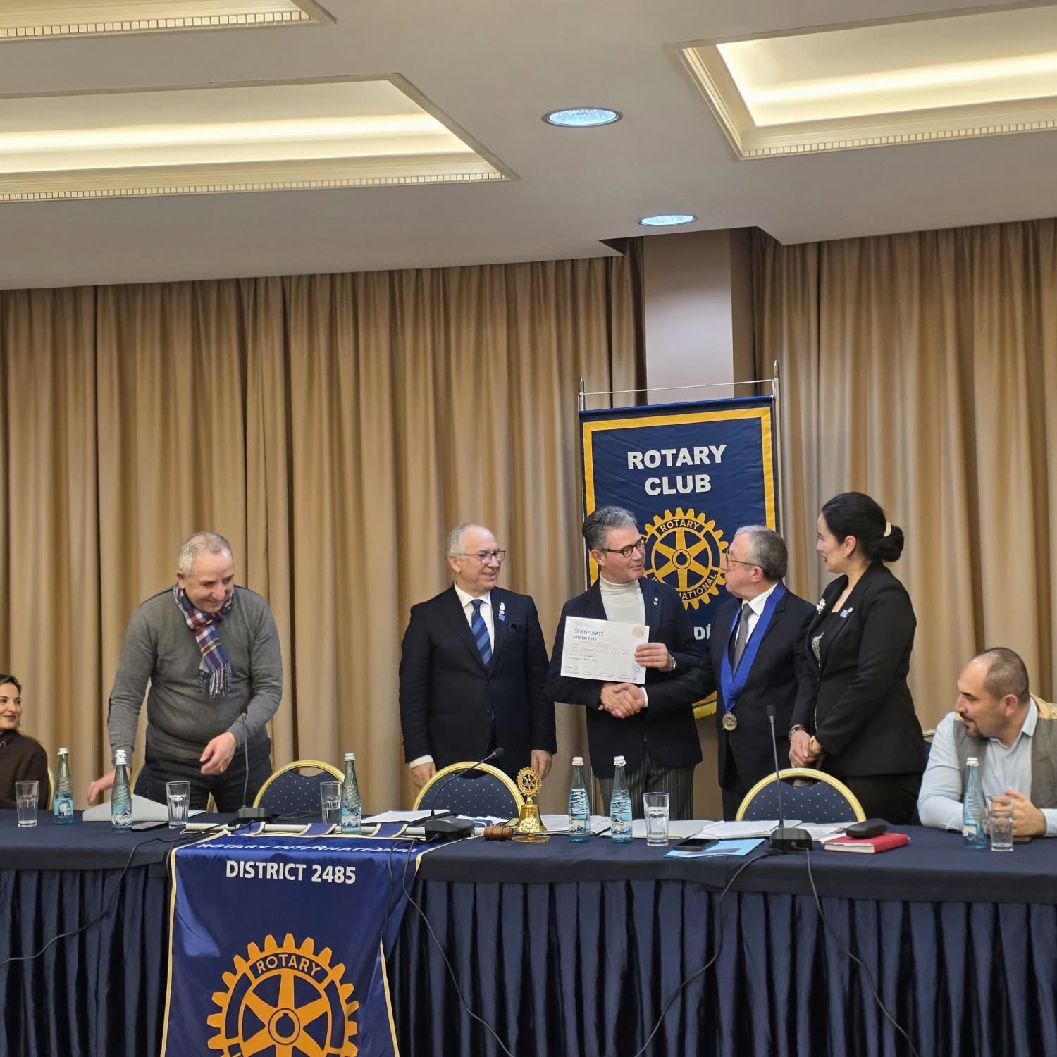 Mbledhja e Rotary Club Shkodër me klube të Rumanisë — shkëmbim flamujsh, dhjetor 2025