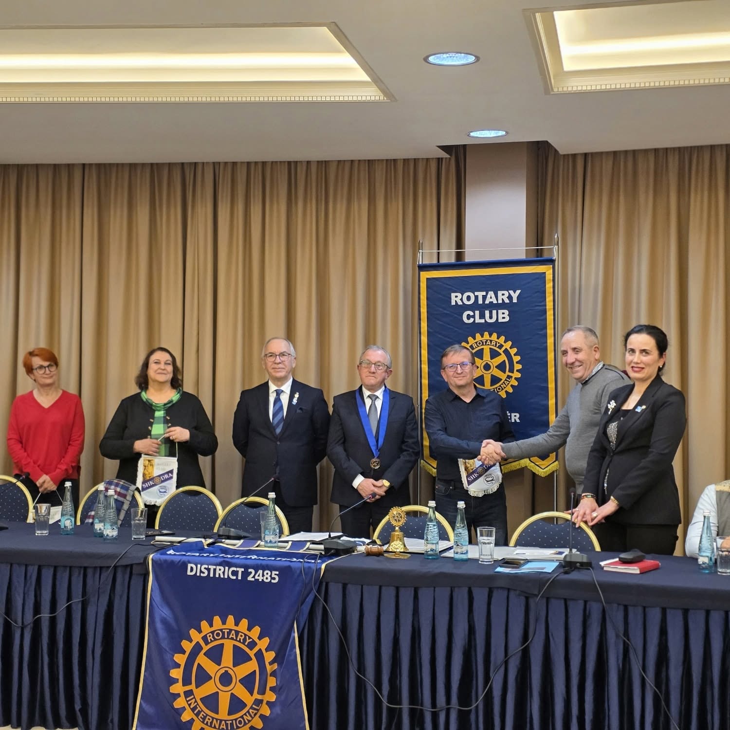 Mbledhja e Rotary Club Shkodër me klube të Rumanisë — shkëmbim flamujsh, dhjetor 2025