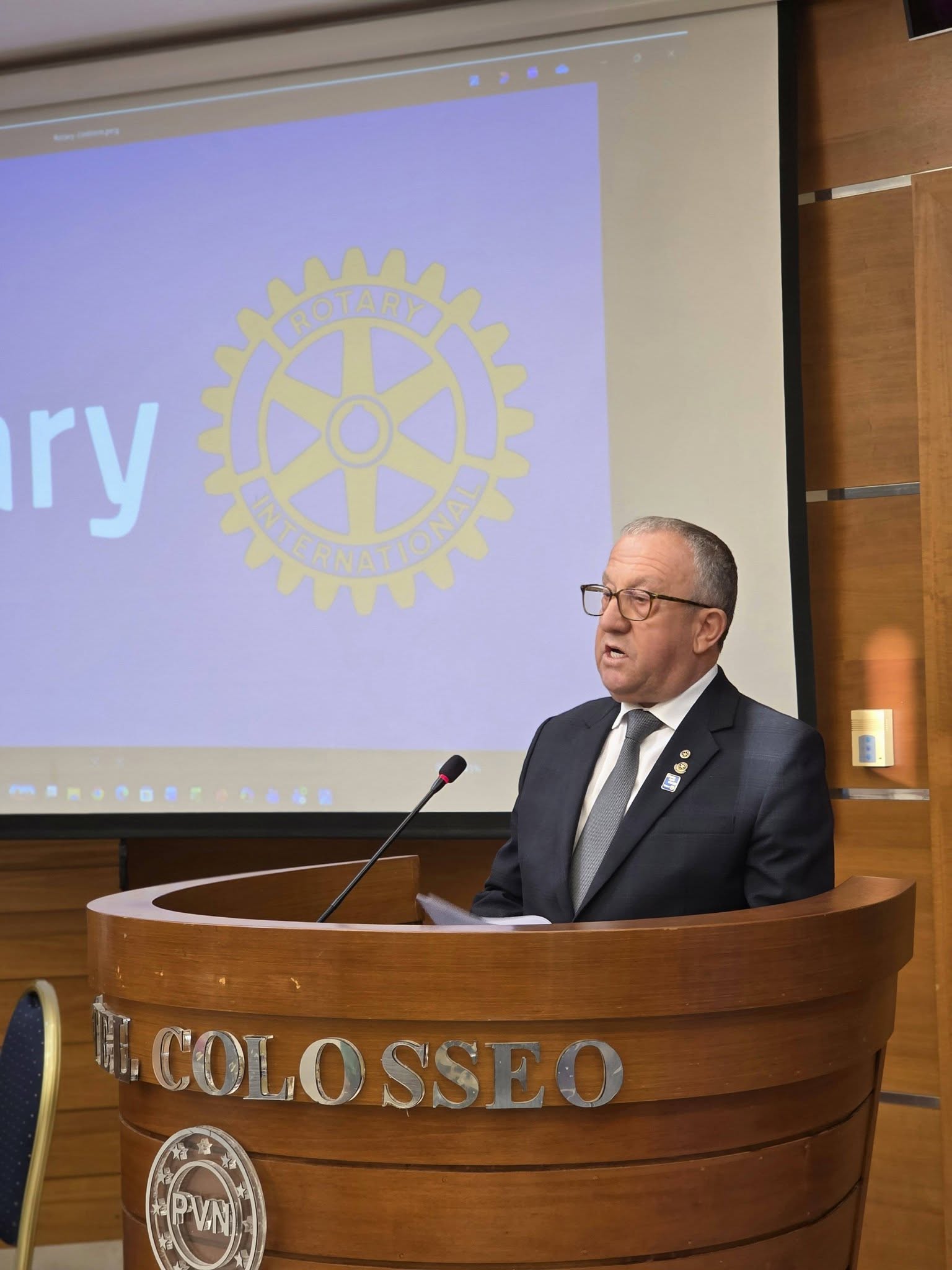 Fjalimi gjatë ceremonisë — Hotel Colosseo
